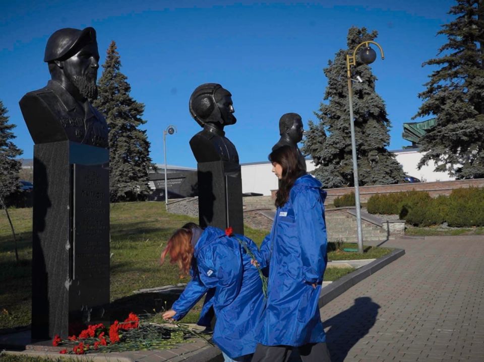 В ДНР волонтёры возложили цветы к мемориалу Арсена Павлова, комбата батальона «Спарта» В ДНР волонтёры возложили цветы к мемориалу Арсена Павлова, комбата батальона «Спарта»