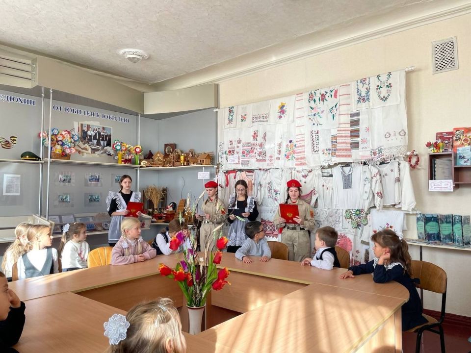 Ребятам Ждановки провели экскурсию в школьном музее Ребятам Ждановки провели экскурсию в школьном музее