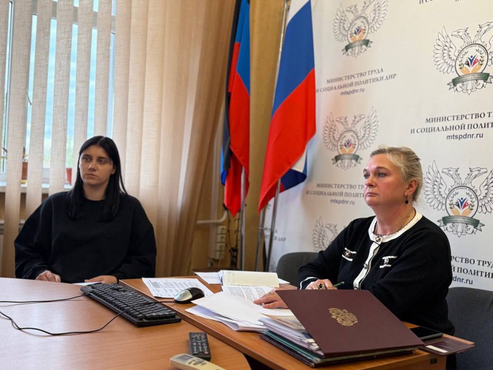 Сегодня под председательством заместителя Председателя Правительства Донецкой Народной Республики Ларисы Валентиновны Толстыкиной состоялось заседание межведомственной комиссии по противодействию нелегальной занятости в... Сегодня под председательством заместителя Председателя Правительства Донецкой Народной Республики Ларисы Валентиновны Толстыкиной состоялось заседание межведомственной комиссии по противодействию нелегальной занятости в...