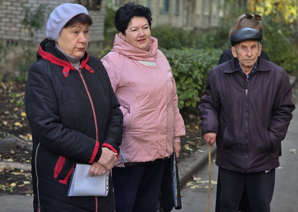Иван Адамец: Первый заместитель руководителя управы Куйбышевского района Алина Волкова вместе с депутатами Донецкого городского совета Дмитрием Пефтеевым и Валерием Солодовниковым, провели встречу с жителями дома №16 по... Иван Адамец: Первый заместитель руководителя управы Куйбышевского района Алина Волкова вместе с депутатами Донецкого городского совета Дмитрием Пефтеевым и Валерием Солодовниковым, провели встречу с жителями дома №16 по...