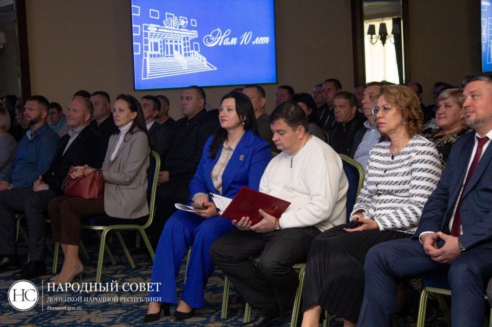 Анна Кондрыкинская наградила отличившихся сотрудников «Донбасстеплоэнерго» Анна Кондрыкинская наградила отличившихся сотрудников «Донбасстеплоэнерго»