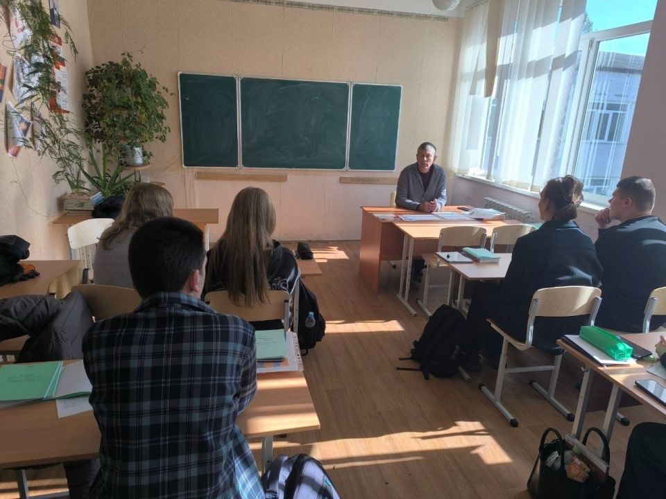 Наталья Бегуненко: Сотрудники сектора по делам молодёжи, культуры и спорта Управы Петровского внутригородского района Администрации г. о. Донецк провели беседу с учащимися ГБОУ «Гимназия № 107 г.о. Донецк» по теме «Мы вместе... Наталья Бегуненко: Сотрудники сектора по делам молодёжи, культуры и спорта Управы Петровского внутригородского района Администрации г. о. Донецк провели беседу с учащимися ГБОУ «Гимназия № 107 г.о. Донецк» по теме «Мы вместе...