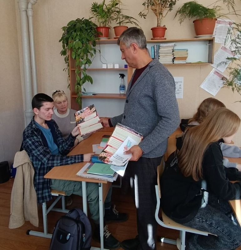 Наталья Бегуненко: Сотрудники сектора по делам молодёжи, культуры и спорта Управы Петровского внутригородского района Администрации г. о. Донецк провели беседу с учащимися ГБОУ «Гимназия № 107 г.о. Донецк» по теме «Мы вместе... Наталья Бегуненко: Сотрудники сектора по делам молодёжи, культуры и спорта Управы Петровского внутригородского района Администрации г. о. Донецк провели беседу с учащимися ГБОУ «Гимназия № 107 г.о. Донецк» по теме «Мы вместе...