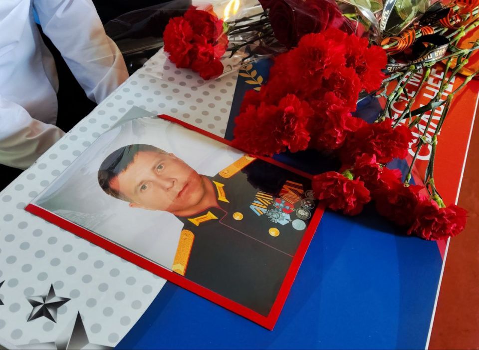 16 октября в ГБОУ "Школа №6 г.о. Торез" прошло торжественное открытие "Парты Героя", посвященной памяти выпускника Виталия Владимировича Онищенко, погибшего при исполнении воинского долга в ходе специальной военной операции 16 октября в ГБОУ "Школа №6 г.о. Торез" прошло торжественное открытие "Парты Героя", посвященной памяти выпускника Виталия Владимировича Онищенко, погибшего при исполнении воинского долга в ходе специальной военной операции