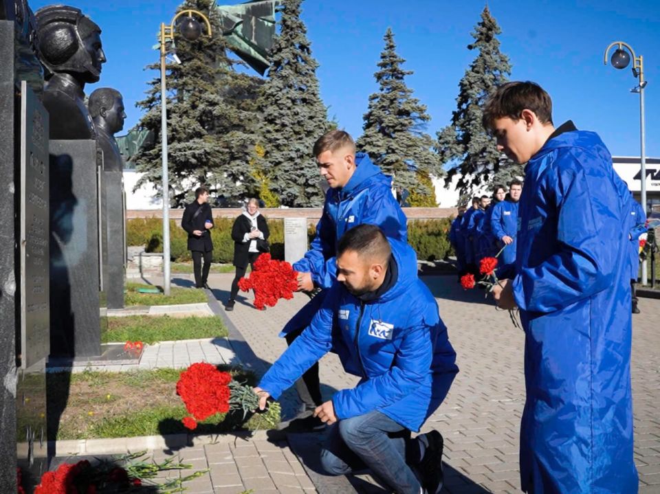 В ДНР волонтёры возложили цветы к мемориалу Арсена Павлова, комбата батальона «Спарта» В ДНР волонтёры возложили цветы к мемориалу Арсена Павлова, комбата батальона «Спарта»