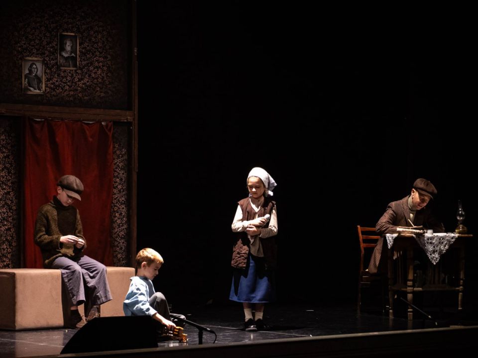 На сцене Донецкого театра кукол дети Лицея № 12 г. Донецка