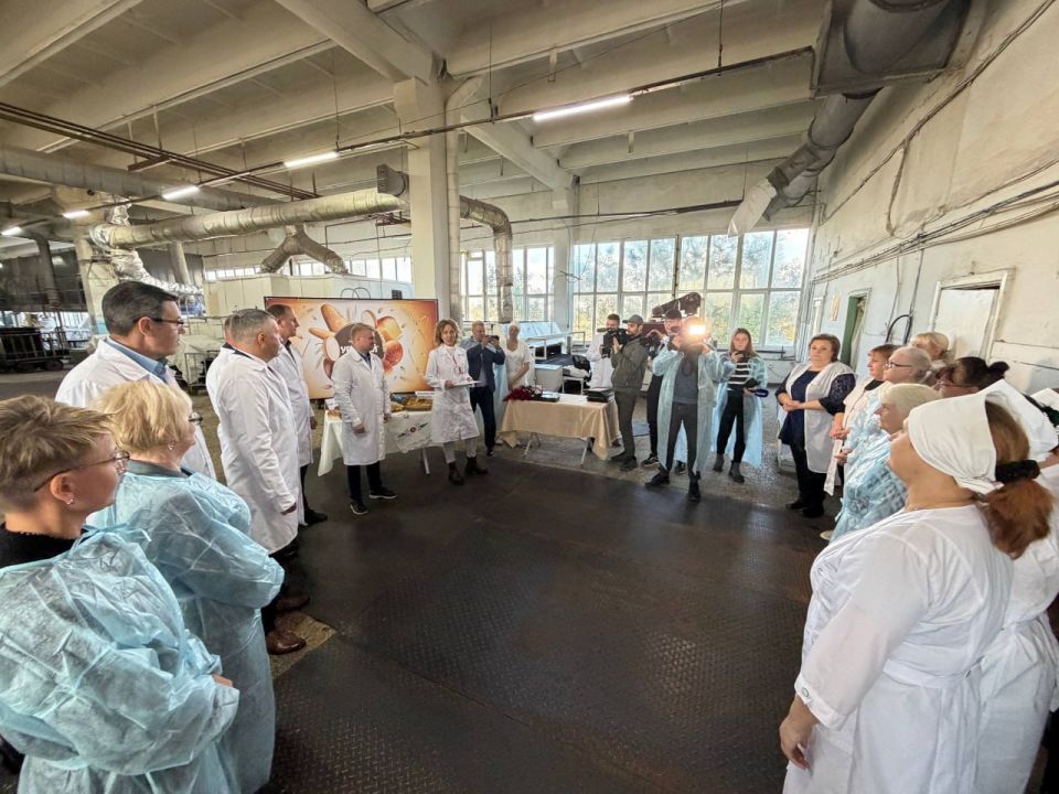 Во Всемирный день хлеба вице-премьер Артем Крамаренко посетил Шахтёрский хлебозавод