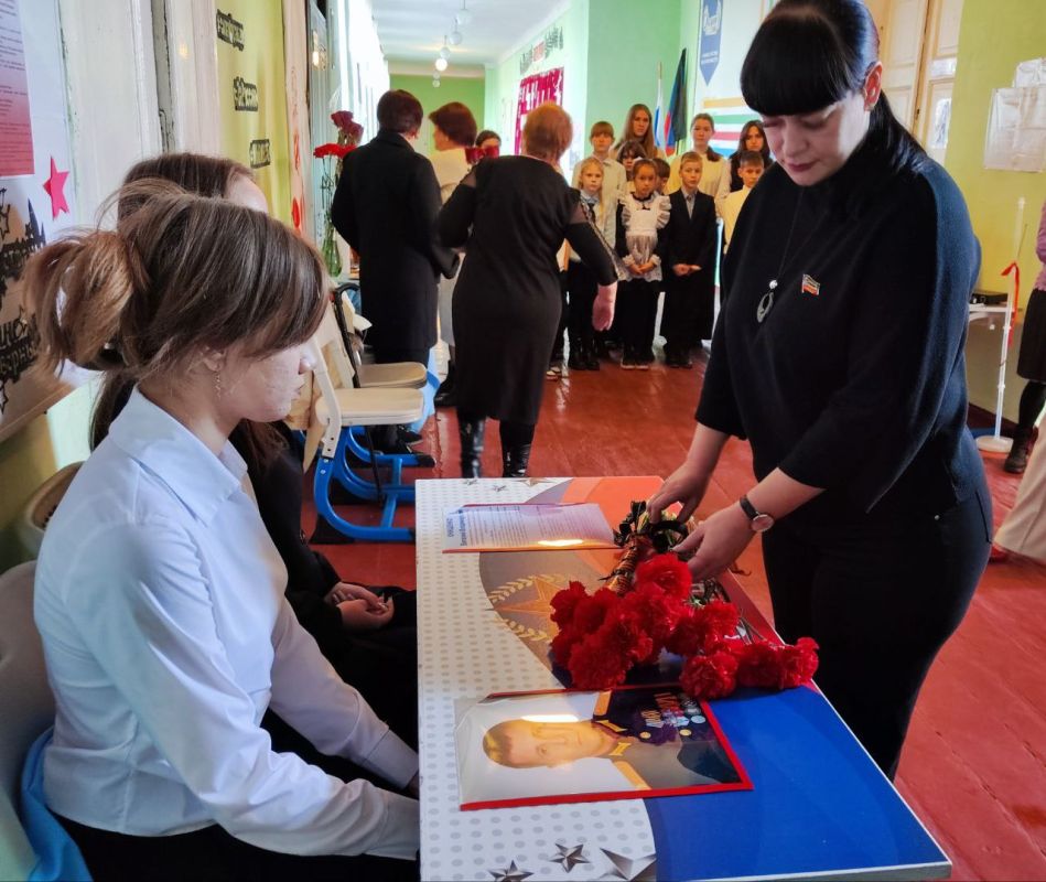 16 октября в ГБОУ "Школа №6 г.о. Торез" прошло торжественное открытие "Парты Героя", посвященной памяти выпускника Виталия Владимировича Онищенко, погибшего при исполнении воинского долга в ходе специальной военной операции 16 октября в ГБОУ "Школа №6 г.о. Торез" прошло торжественное открытие "Парты Героя", посвященной памяти выпускника Виталия Владимировича Онищенко, погибшего при исполнении воинского долга в ходе специальной военной операции