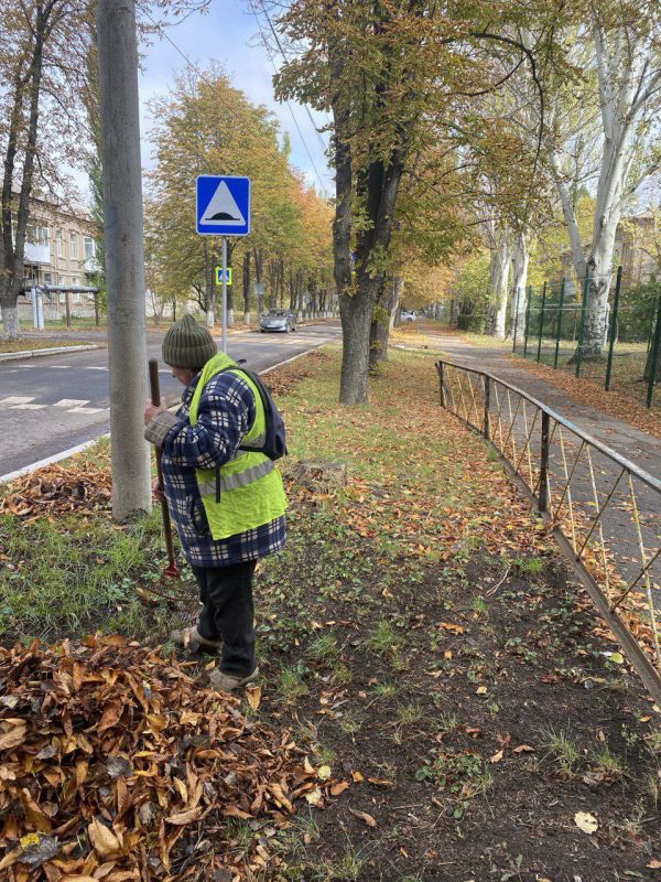 С заботой об округе.. На 15.10.2025 г. сотрудниками МУП "ЭКОС" выполнены следующие виды работ: Сбор опавшей листвы и дорожный смет по ул. Школьная Удаление самосеянных деревьев, погрузка веток и мусора на территории... С заботой об округе.. На 15.10.2025 г. сотрудниками МУП "ЭКОС" выполнены следующие виды работ: Сбор опавшей листвы и дорожный смет по ул. Школьная Удаление самосеянных деревьев, погрузка веток и мусора на территории...