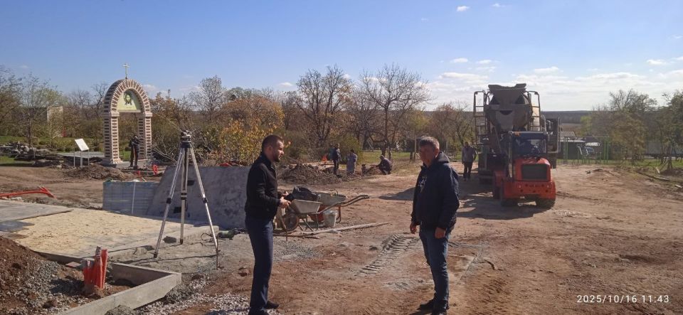 16.10.2025 в рамках Народной программы ВПП «Единая Россия» председатель Тельмановского муниципального совета Дмитрий Липчанский провел мониторинг работ по благоустройству общественной территории, расположенной по адресу: с.... 16.10.2025 в рамках Народной программы ВПП «Единая Россия» председатель Тельмановского муниципального совета Дмитрий Липчанский провел мониторинг работ по благоустройству общественной территории, расположенной по адресу: с....