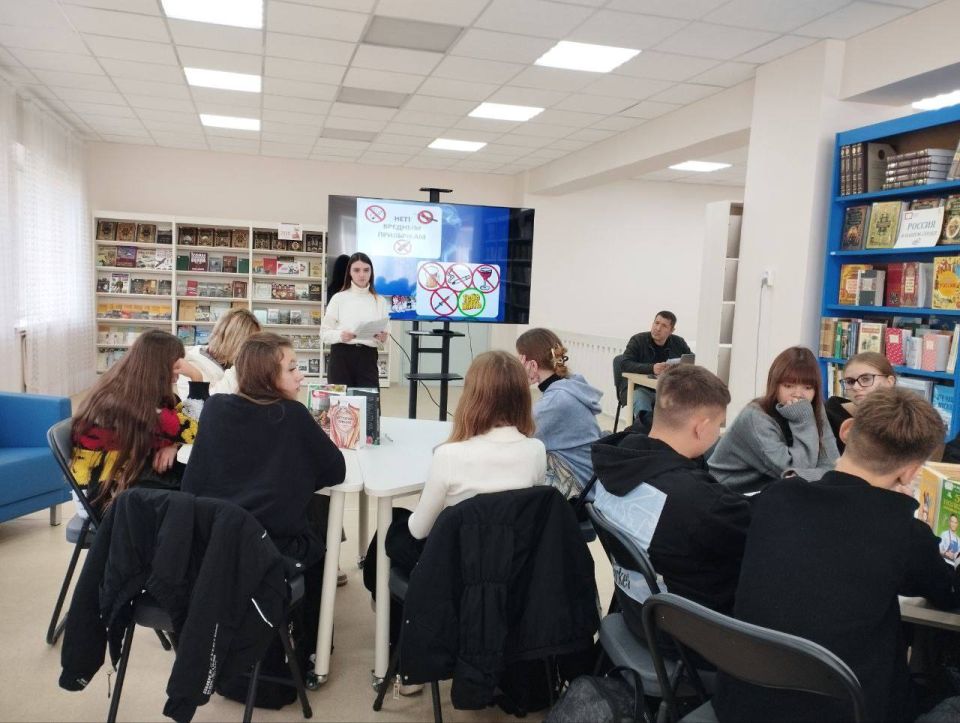 15 октября в читальном зале центральной городской модельной библиотеке состоялся час профилактики «Минздрав предупреждает: вредные привычки ведут к преступлениям» для подростков СШ №1 городского округа Харцызск 15 октября в читальном зале центральной городской модельной библиотеке состоялся час профилактики «Минздрав предупреждает: вредные привычки ведут к преступлениям» для подростков СШ №1 городского округа Харцызск