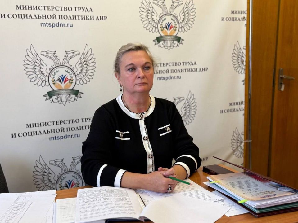 Сегодня под председательством заместителя Председателя Правительства Донецкой Народной Республики Ларисы Валентиновны Толстыкиной состоялось заседание межведомственной комиссии по противодействию нелегальной занятости в... Сегодня под председательством заместителя Председателя Правительства Донецкой Народной Республики Ларисы Валентиновны Толстыкиной состоялось заседание межведомственной комиссии по противодействию нелегальной занятости в...