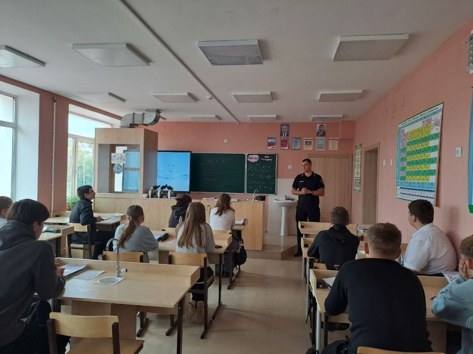 Полицейские проводят профилактическую работу с детьми в Мариуполе Полицейские проводят профилактическую работу с детьми в Мариуполе