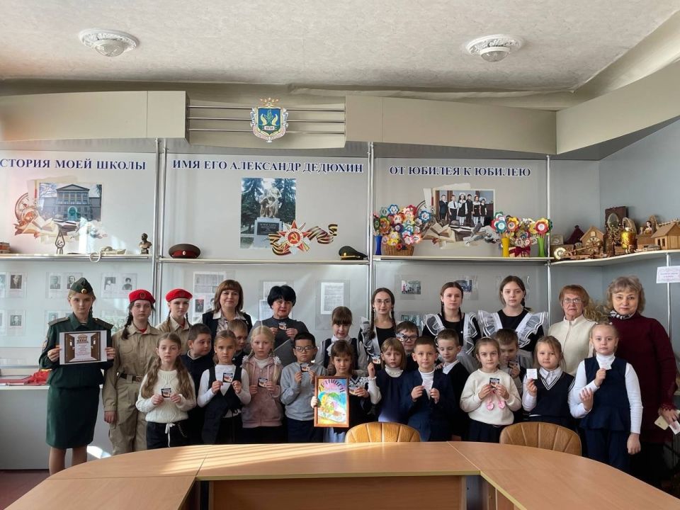 Ребятам Ждановки провели экскурсию в школьном музее Ребятам Ждановки провели экскурсию в школьном музее