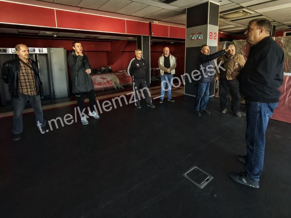 В Калининском районе состоялась встреча заместителя главы администрации г.о. Донецк с работниками Дворца спорта «Дружба» В Калининском районе состоялась встреча заместителя главы администрации г.о. Донецк с работниками Дворца спорта «Дружба»