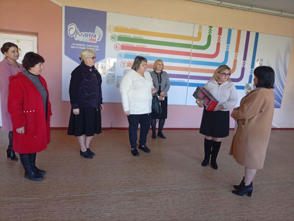 Заместитель главы администрации Волновахского муниципального округа и координатор Женского движения «Единой России» Елена Снисаренко совместно с начальником управления образования Надеждой Заиченко провели встречу с... Заместитель главы администрации Волновахского муниципального округа и координатор Женского движения «Единой России» Елена Снисаренко совместно с начальником управления образования Надеждой Заиченко провели встречу с...