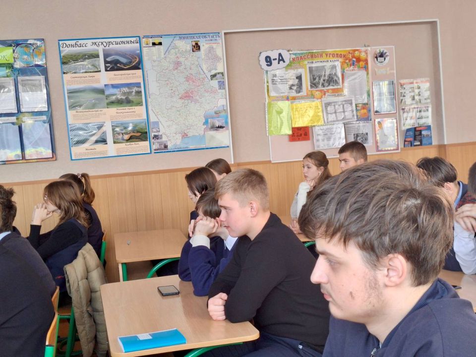 Бизнес с молоду. Комитет по предпринимательству и экономической грамотности провел открытый урок для будущих предпринимателей в Гимназии №70 г.Донецк. Спикер рассказал: Бизнес с молоду. Комитет по предпринимательству и экономической грамотности провел открытый урок для будущих предпринимателей в Гимназии №70 г.Донецк. Спикер рассказал: