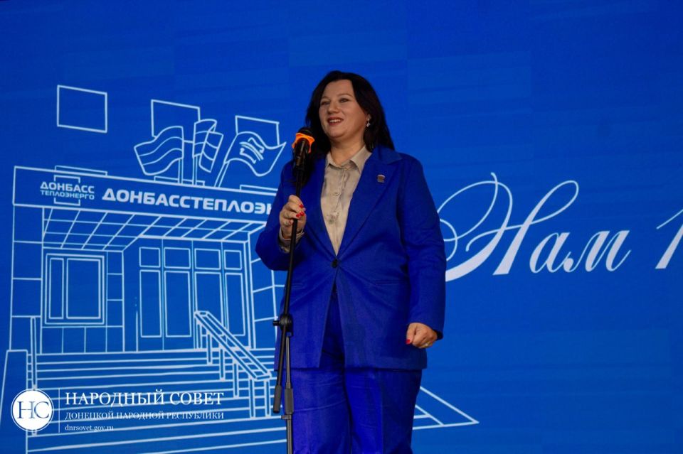 Анна Кондрыкинская наградила отличившихся сотрудников «Донбасстеплоэнерго» Анна Кондрыкинская наградила отличившихся сотрудников «Донбасстеплоэнерго»