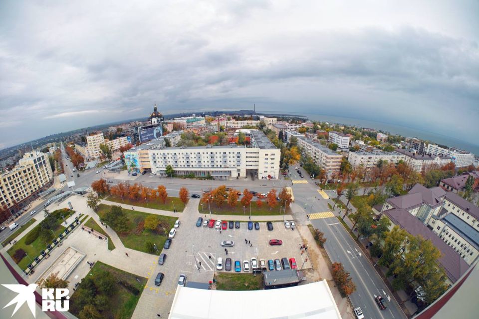 Что происходит в Мариуполе в полдень? На проспектах Ленина и Металлургов оживленное движение транспорта Что происходит в Мариуполе в полдень? На проспектах Ленина и Металлургов оживленное движение транспорта