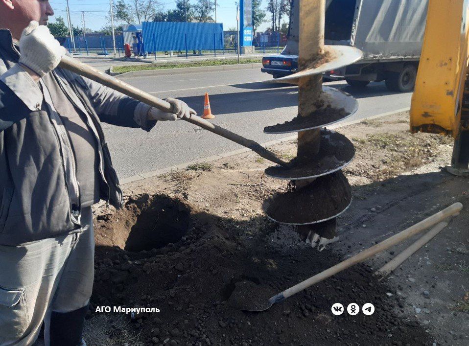За вчерашний день энергетики смонтировали в Мариуполе более 20 светильников За вчерашний день энергетики смонтировали в Мариуполе более 20 светильников
