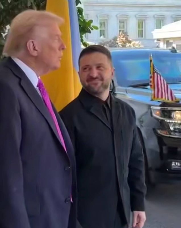 Зеленский прибыл в Белый дом, Трамп не упустил возможности поиздеваться над его спецовкой Зеленский прибыл в Белый дом, Трамп не упустил возможности поиздеваться над его спецовкой