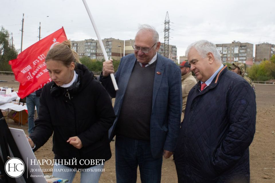 Депутаты фракции КПРФ организовали праздничное мероприятие для детей Донецкой Народной Республики Депутаты фракции КПРФ организовали праздничное мероприятие для детей Донецкой Народной Республики