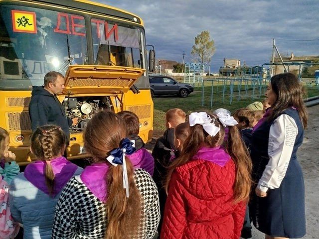В преддверии Дня отца участники движения "Орлята России" Урзуфской школы посетили мастер-класс, где папа-водитель школьного автобуса рассказал о своей профессии В преддверии Дня отца участники движения "Орлята России" Урзуфской школы посетили мастер-класс, где папа-водитель школьного автобуса рассказал о своей профессии
