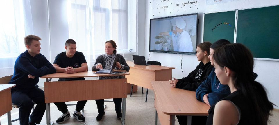 С октября в Донецкой Народной Республике стартовала акция «Учиться в Донбассе», инициированная Главой ДНР Денисом Пушилиным С октября в Донецкой Народной Республике стартовала акция «Учиться в Донбассе», инициированная Главой ДНР Денисом Пушилиным