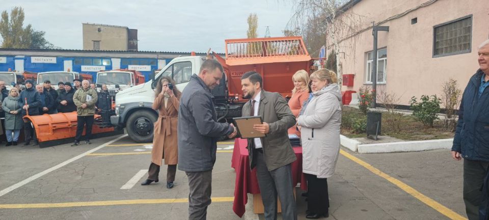 Председатель #Комитет_по_транспорту_и_связи Тимур Дьяченко поздравил коллектив одного из ведущих дорожных предприятий Донецка с профессиональным праздником — Днем работников дорожного хозяйства Председатель #Комитет_по_транспорту_и_связи Тимур Дьяченко поздравил коллектив одного из ведущих дорожных предприятий Донецка с профессиональным праздником — Днем работников дорожного хозяйства