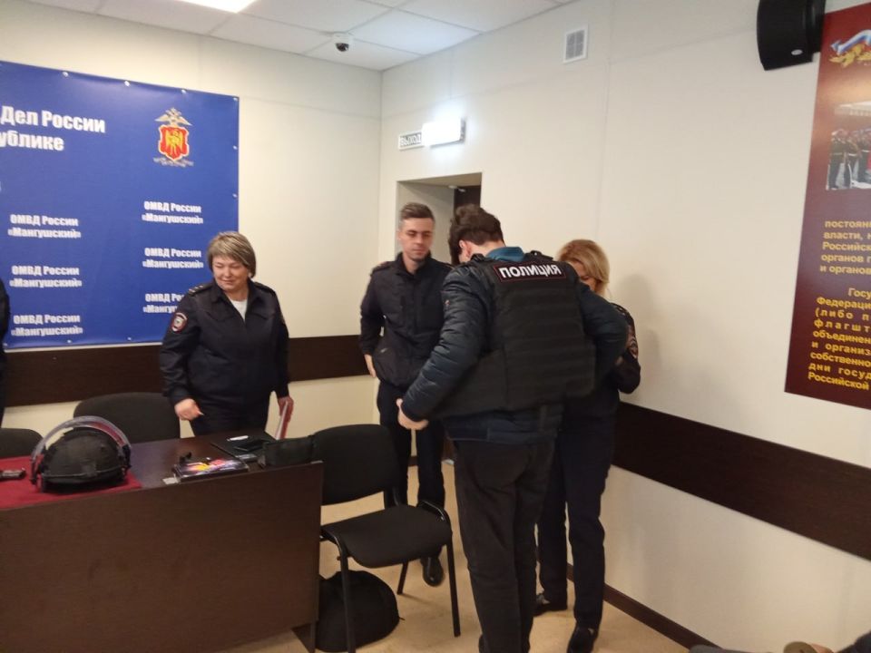 В ОМВД России «Мангушский» прошел «День открытых дверей» В ОМВД России «Мангушский» прошел «День открытых дверей»