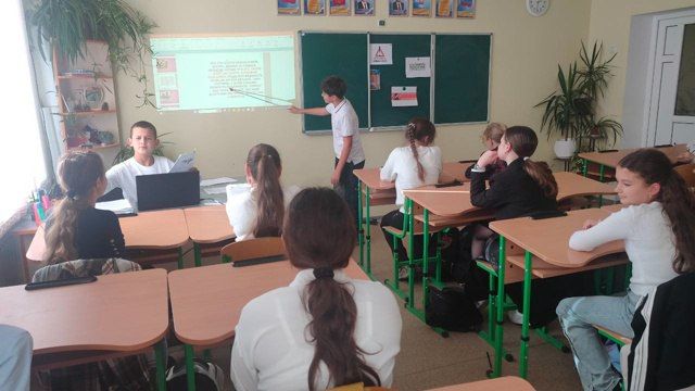 В рамках партийного проекта "Мир возможностей" местного отделения Всероссийской политической партии "Единая Россия" и акции "Нет мошенникам" в 7-А классе ГБОУ "Мангушская школа №2 Мангушского м.о." прошел познавательный урок... В рамках партийного проекта "Мир возможностей" местного отделения Всероссийской политической партии "Единая Россия" и акции "Нет мошенникам" в 7-А классе ГБОУ "Мангушская школа №2 Мангушского м.о." прошел познавательный урок...