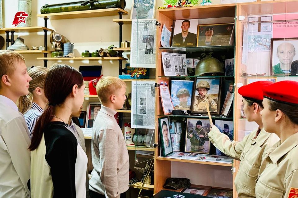 Юнармейцы Донецкой Народной Республики попробовали себя в роли экскурсоводов Юнармейцы Донецкой Народной Республики попробовали себя в роли экскурсоводов