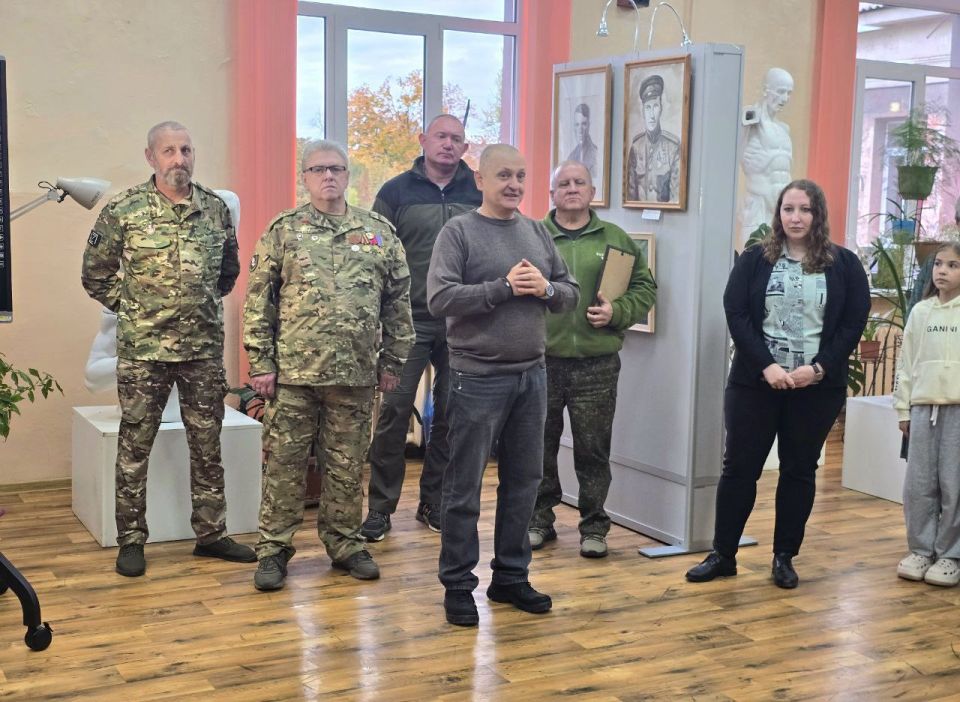 В рамках работы #Комитет_по_поддержке_участников_СВО депутаты оказали содействие в открытии выставки «Герои Донбасса - защитники Родины» в Детской художественной школе городского округа Макеевка В рамках работы #Комитет_по_поддержке_участников_СВО депутаты оказали содействие в открытии выставки «Герои Донбасса - защитники Родины» в Детской художественной школе городского округа Макеевка