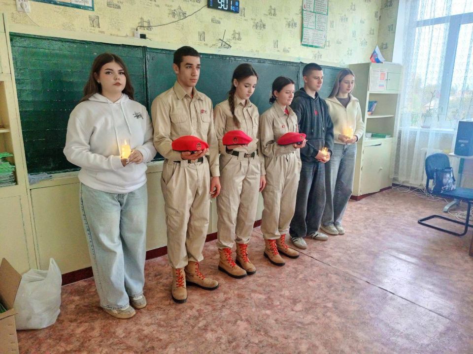 ЧАС ПАМЯТИ. Юнармейцы отряда ВПК «Пламя» штаба местного отделения городского округа Харцызска СШ № 4, ученики из 9-А класса Мокровуз Виктория, Уманец Алина, Воробьев Сергей и Матинян Михаил, провели для обучающихся 11 класса... ЧАС ПАМЯТИ. Юнармейцы отряда ВПК «Пламя» штаба местного отделения городского округа Харцызска СШ № 4, ученики из 9-А класса Мокровуз Виктория, Уманец Алина, Воробьев Сергей и Матинян Михаил, провели для обучающихся 11 класса...