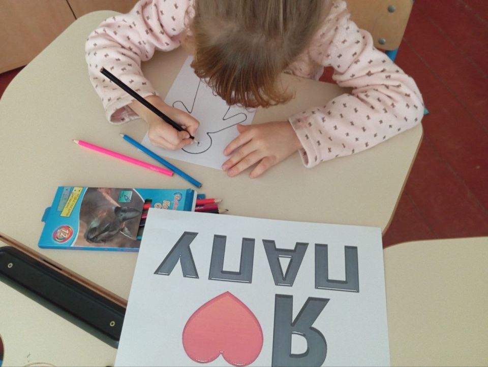 В преддверии праздника «День отца», который отмечается 19 октября, работники Светлодарского Дворца культуры пригласили детей города в творческую мастерскую, где ребята делали открытки для своих пап В преддверии праздника «День отца», который отмечается 19 октября, работники Светлодарского Дворца культуры пригласили детей города в творческую мастерскую, где ребята делали открытки для своих пап
