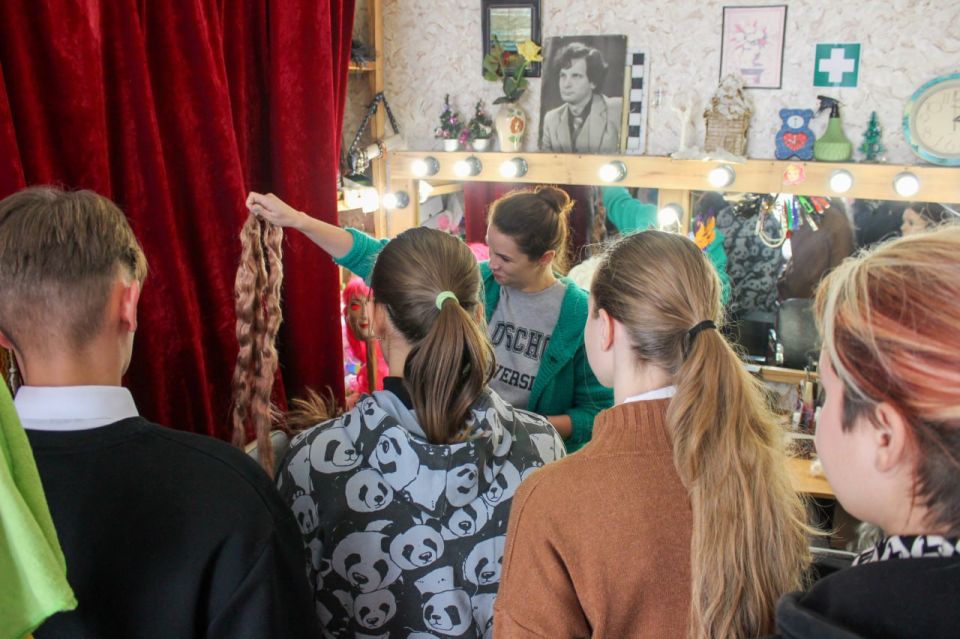 Занавес поднят: старшеклассники Макеевки раскрыли тайны театрального закулисья Занавес поднят: старшеклассники Макеевки раскрыли тайны театрального закулисья