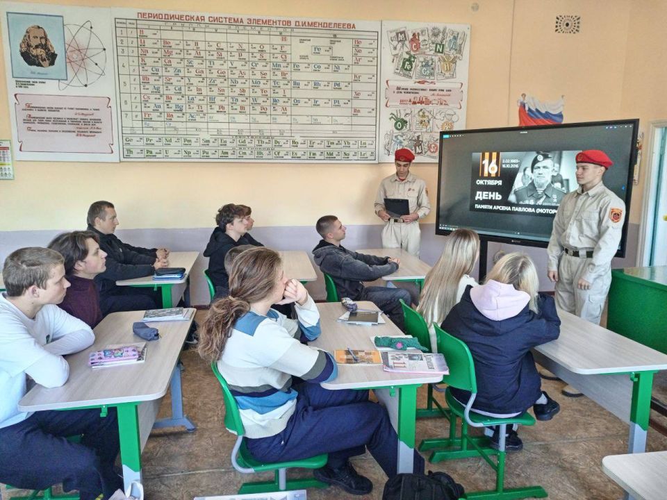 ЧАС ПАМЯТИ. Юнармейцы отряда ВПК «Пламя» штаба местного отделения городского округа Харцызска СШ № 4, ученики из 9-А класса Мокровуз Виктория, Уманец Алина, Воробьев Сергей и Матинян Михаил, провели для обучающихся 11 класса... ЧАС ПАМЯТИ. Юнармейцы отряда ВПК «Пламя» штаба местного отделения городского округа Харцызска СШ № 4, ученики из 9-А класса Мокровуз Виктория, Уманец Алина, Воробьев Сергей и Матинян Михаил, провели для обучающихся 11 класса...