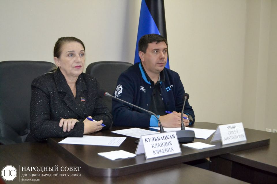 Председатель #Комитет_по_труду_занятости_социальной_политики_и_делам_ветеранов Клавдия Кульбацкая и председатель #Комитет_по_образованию_науке_культуре_и_делам_общественных_организаций Сергей Ярош в режиме ВКС приняли... Председатель #Комитет_по_труду_занятости_социальной_политики_и_делам_ветеранов Клавдия Кульбацкая и председатель #Комитет_по_образованию_науке_культуре_и_делам_общественных_организаций Сергей Ярош в режиме ВКС приняли...