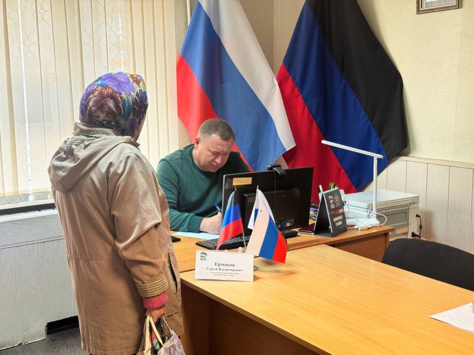 Приём граждан в Общественной приёмной партии "Единая Россия" города Снежное Приём граждан в Общественной приёмной партии "Единая Россия" города Снежное