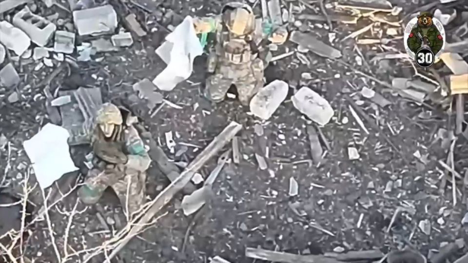 Пара украинских солдат сдается российскому дрону в центре Покровска (1:36) Пара украинских солдат сдается российскому дрону в центре Покровска (1:36)