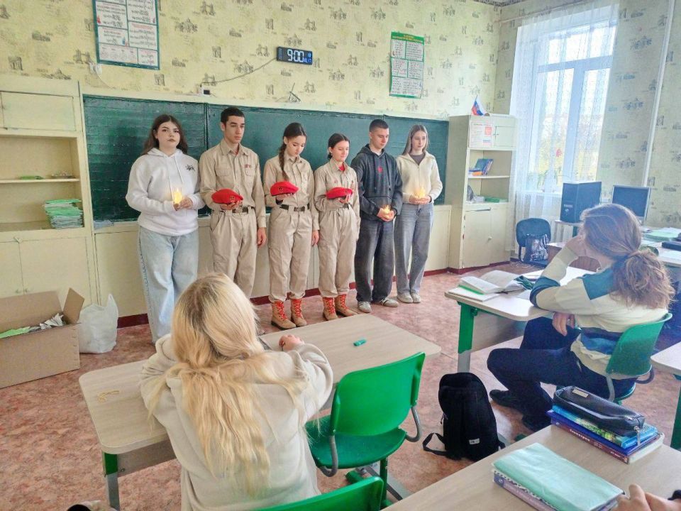 ЧАС ПАМЯТИ. Юнармейцы отряда ВПК «Пламя» штаба местного отделения городского округа Харцызска СШ № 4, ученики из 9-А класса Мокровуз Виктория, Уманец Алина, Воробьев Сергей и Матинян Михаил, провели для обучающихся 11 класса... ЧАС ПАМЯТИ. Юнармейцы отряда ВПК «Пламя» штаба местного отделения городского округа Харцызска СШ № 4, ученики из 9-А класса Мокровуз Виктория, Уманец Алина, Воробьев Сергей и Матинян Михаил, провели для обучающихся 11 класса...