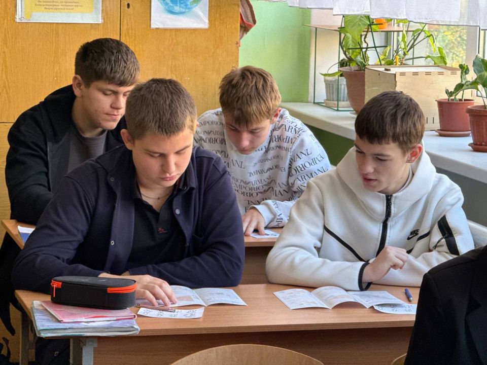 17 октября 2025 года совместно с Дебальцевским городским центром занятости проведено профориентационное мероприятие «Урок выбора профессии - твой главный выбор» по партийному проекту «Выбирай своё» в ГБОУ «Школа №5 г.о.... 17 октября 2025 года совместно с Дебальцевским городским центром занятости проведено профориентационное мероприятие «Урок выбора профессии - твой главный выбор» по партийному проекту «Выбирай своё» в ГБОУ «Школа №5 г.о....