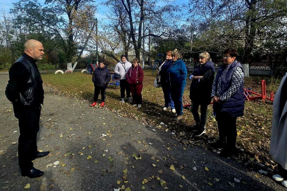 Сегодня, 17 октября, глава муниципального образования городского округа Дебальцево Сергей Желновач встретился с жителями города Дебальцево по ул.Пархоменко