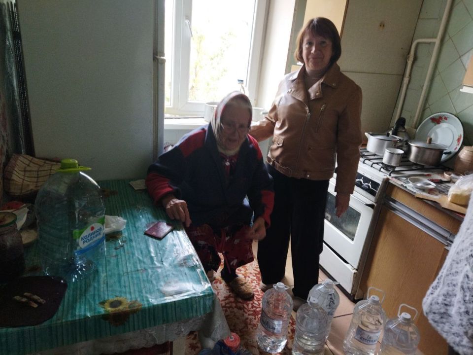 Сотрудники Управы Кировского района города Донецка продолжают оказывать помощь малоподвижным и пожилым жителям района с доставкой питьевой воды Сотрудники Управы Кировского района города Донецка продолжают оказывать помощь малоподвижным и пожилым жителям района с доставкой питьевой воды
