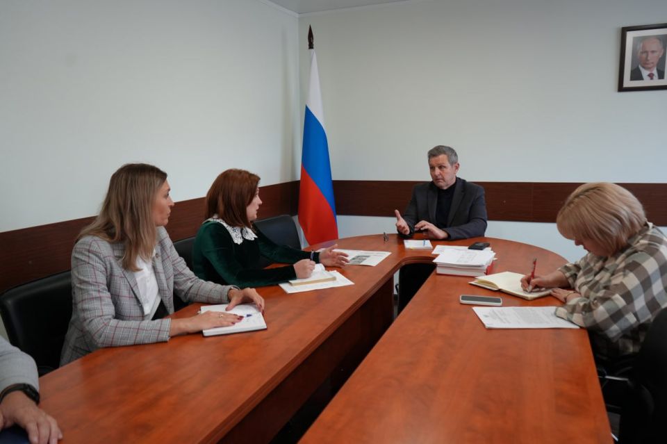 Михаил Желтяков: Провел встречу с директорами наших республиканских музеев: Донецкого краеведческого, Художественного и музейного комплекса «Саур-Могила»