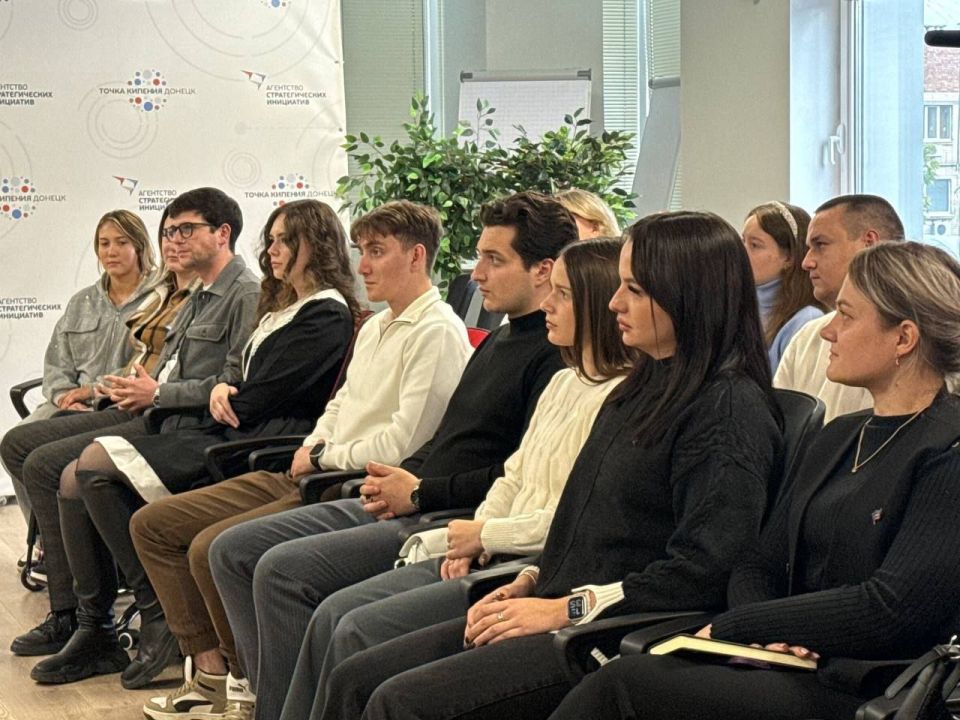 Николай Сытов провел лекцию для молодых парламентариев ДНР Николай Сытов провел лекцию для молодых парламентариев ДНР