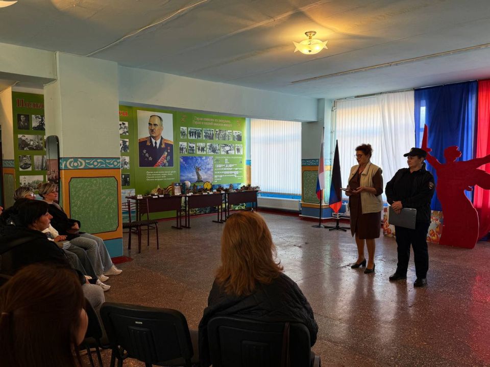 В Новоазовске полицейские провели беседы со школьниками и их родителями В Новоазовске полицейские провели беседы со школьниками и их родителями