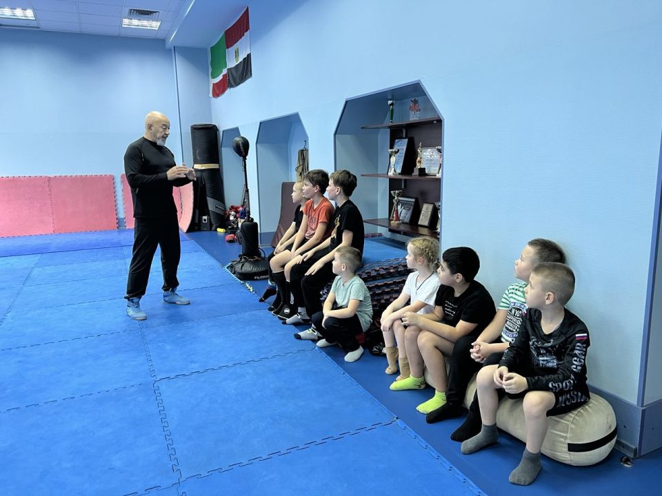 С целью патриотического воспитания и профилактики чрезвычайных ситуаций 16.10.2025 г. в отделении кикбоксинга ГБУ ДО ДНР СШ ПО ВИДАМ ЕДИНОБОРСТВ г. Енакиево прошла беседа учащихся с тренером-преподавателем Умурзаковым...