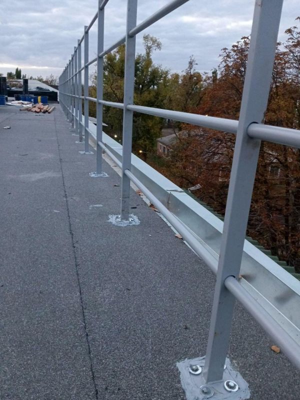 В Харцызске продолжается обновление кровли жилого дома при поддержке региона-шефа В Харцызске продолжается обновление кровли жилого дома при поддержке региона-шефа