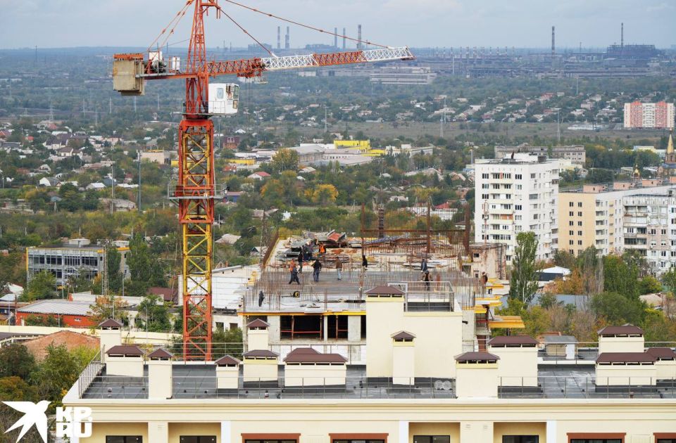 Что происходит в Мариуполе в полдень? На проспектах Ленина и Металлургов оживленное движение транспорта Что происходит в Мариуполе в полдень? На проспектах Ленина и Металлургов оживленное движение транспорта